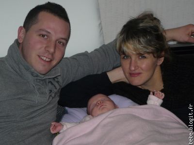 Avec ses parents Clément et Caroline